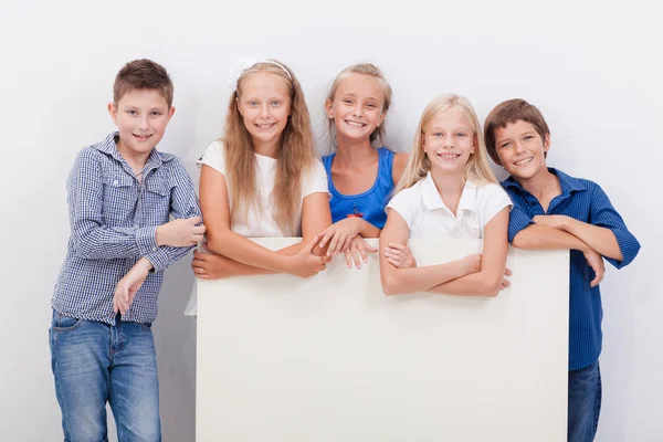 Felice Gruppo Sorridente Adolescenti Amici Ragazzi Ragazze Mostrando Cartellone Bianco — Foto Stock