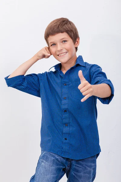 Gelukkige jongen met bellen gebaar op witte achtergrond — Stockfoto