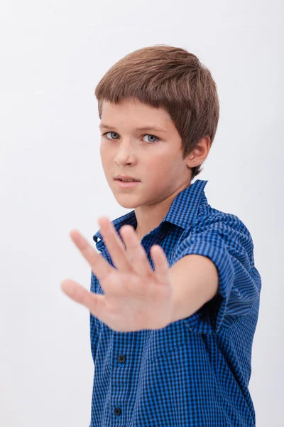 Knappe jongen doen stopbord — Stockfoto