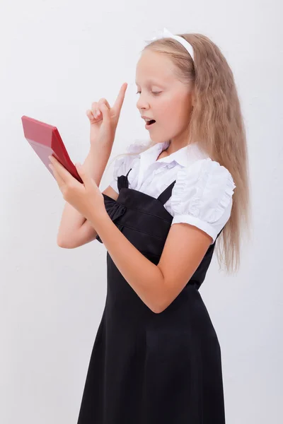 Beyaz arka plan üzerinde hesap makinesi ile genç kız portresi — Stok fotoğraf