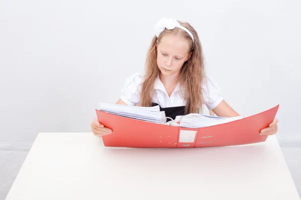 Schoolmeisje met mappen — Stockfoto