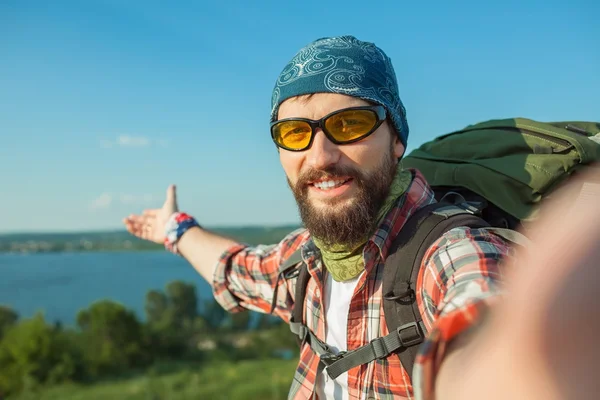 Sırt çantası ayakta tepenin üstünde genç beyaz adamla