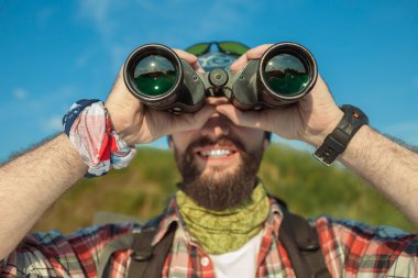 Sırt çantası ayakta tepenin üstünde genç beyaz adamla