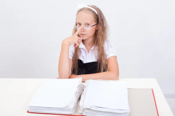 Schoolmeisje met mappen — Stockfoto