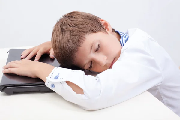 Jongen met zijn laptopcomputer — Stockfoto