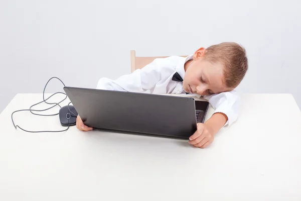 Boy Menggunakan Komputer Laptop-nya — Stok Foto