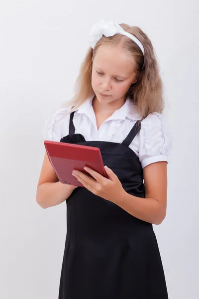 Potret gadis remaja dengan kalkulator pada latar belakang putih — Stok Foto
