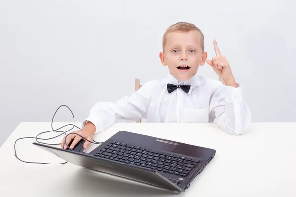 Jongen met zijn laptopcomputer — Stockfoto