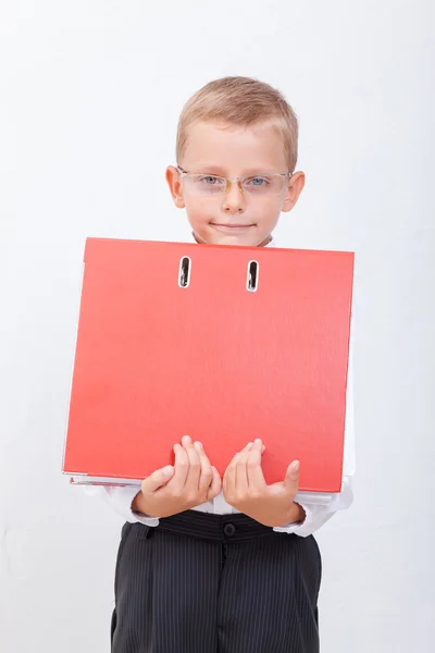 De jongen met mappen — Stockfoto