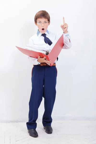 De jongen met mappen — Stockfoto