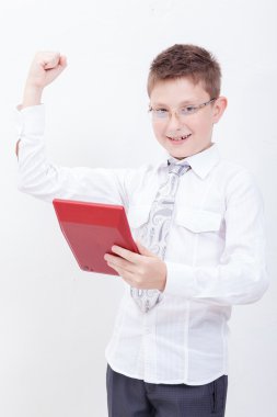 Beyaz arka plan üzerinde hesap makinesiyle genç çocuk portresi