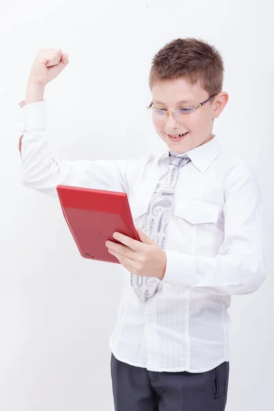 Tini fiú számológéppel, fehér háttér portréja — Stock Fotó