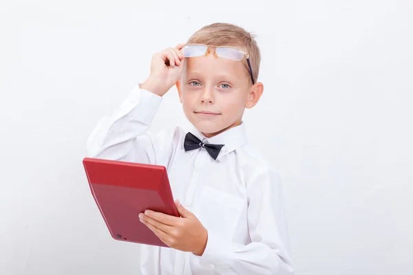 Портрет хлопчика-підлітка з калькулятором на білому тлі — стокове фото