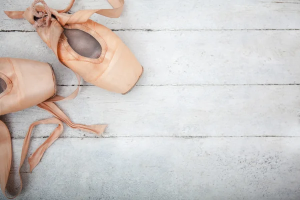 Spitzenschuhe auf hölzernem Hintergrund — Stockfoto