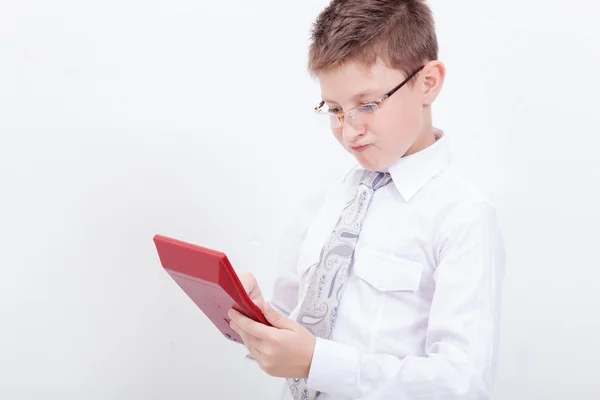 Portret van tiener jongen met Rekenmachine op witte achtergrond — Stockfoto