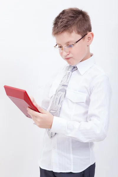 Porträtt av pojke med kalkylatorn på vit bakgrund — Stockfoto
