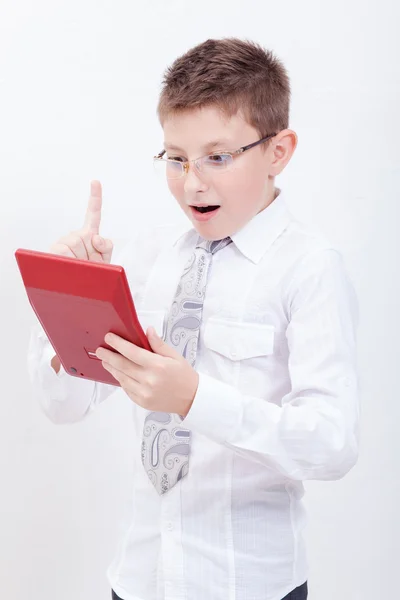 Portret van tiener jongen met Rekenmachine op witte achtergrond — Stockfoto