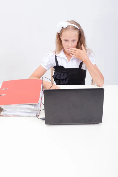 Chica usando su computadora portátil — Foto de Stock