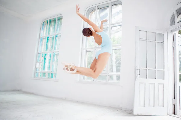 白い背景の上ジャンプ若い現代バレエ ダンサー — ストック写真