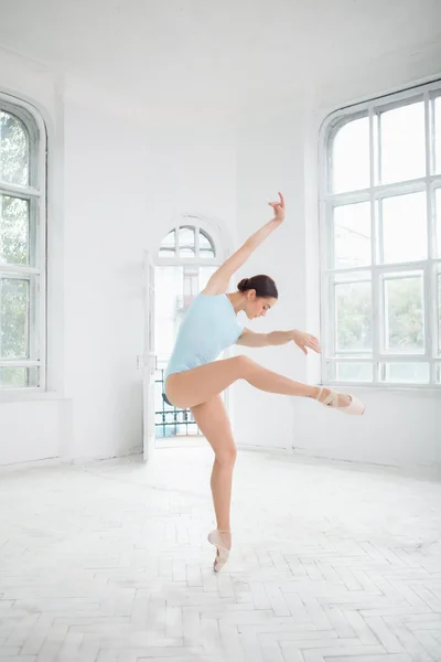 Giovane ballerina moderna in posa su sfondo bianco — Foto Stock