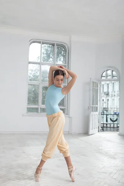 Joven bailarina de ballet moderna posando sobre fondo blanco —  Fotos de Stock
