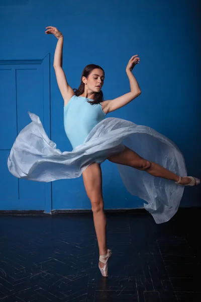 Jonge moderne balletdanser poseren op blauwe achtergrond — Stockfoto