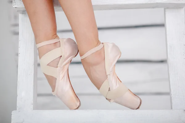 Le gambe di una ballerina su sfondo bianco — Foto Stock