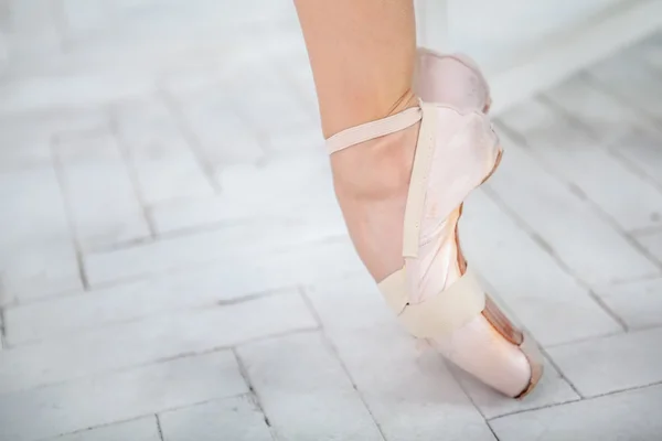 Нога балерины на белом фоне — стоковое фото