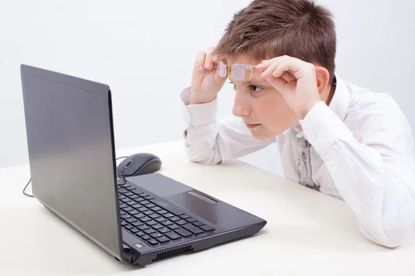 Ragazzo utilizzando il suo computer portatile — Foto Stock