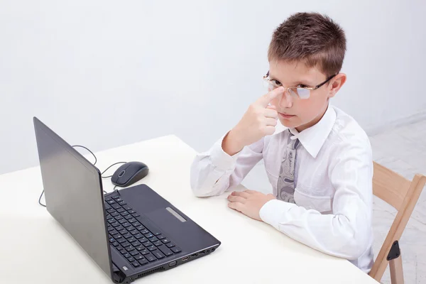 Хлопчик використовує свій ноутбук комп'ютер — стокове фото