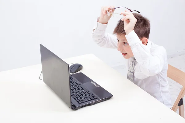 Ragazzo utilizzando il suo computer portatile — Foto Stock