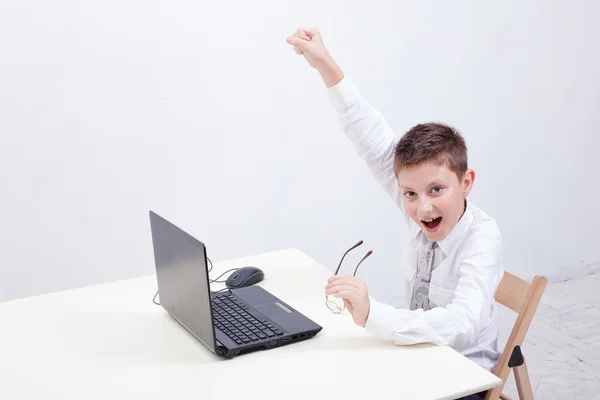 Jongen met zijn laptopcomputer — Stockfoto