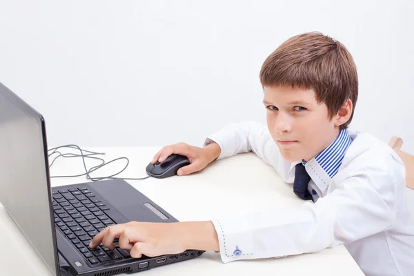 Jongen met zijn laptopcomputer — Stockfoto