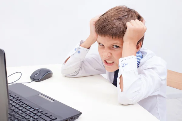 Menino usando seu computador portátil — Fotografia de Stock