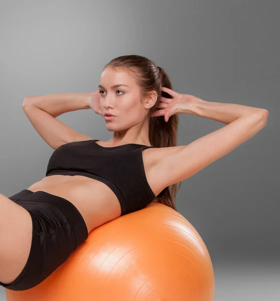 Sportieve vrouw doen aërobe oefening — Stockfoto