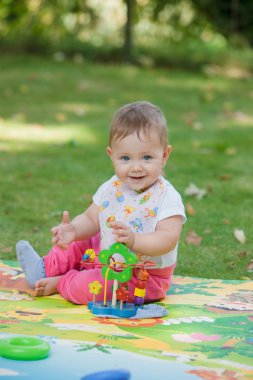 Bebeğim, daha az bir yaşında oyuncakla oynamak 