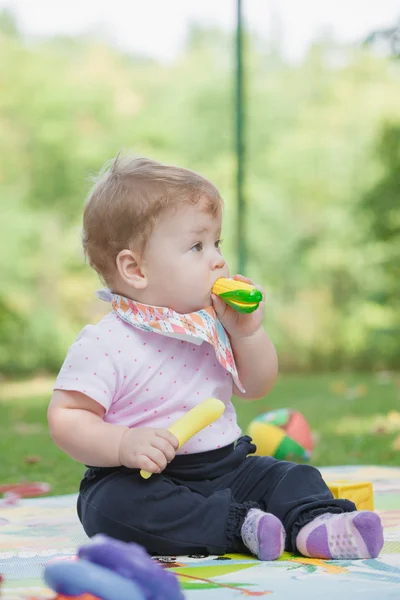 Bebê, menos de um ano de idade brincando com banana de brinquedo — Fotografia de Stock