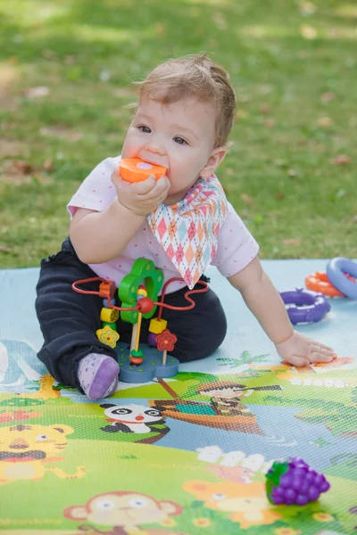 Bebê, menos de um ano de idade brincando com brinquedo — Fotografia de Stock