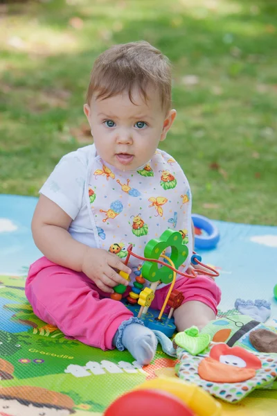 Ребенок, которому меньше года, играет с игрушкой — стоковое фото