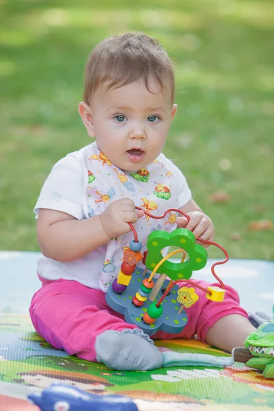 Bebê, menos de um ano de idade brincando com brinquedo — Fotografia de Stock