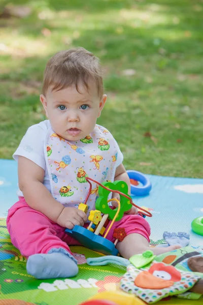 Bebê, menos de um ano de idade brincando com brinquedo — Fotografia de Stock