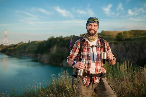 Jeune homme caucasien avec sac à dos de repos et d'eau potable — Photo