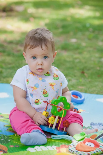 Bebê, menos de um ano de idade brincando com brinquedo — Fotografia de Stock