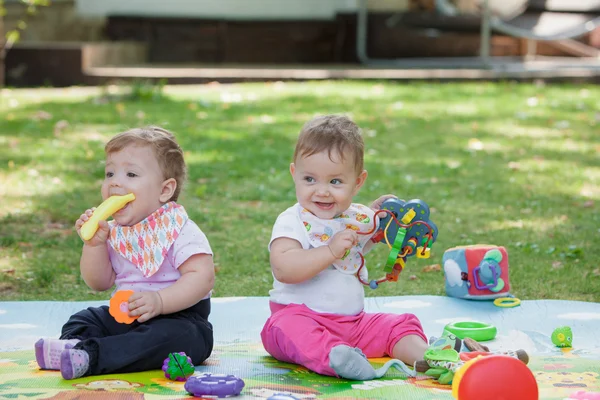 Bebês, com menos de um ano, brincando com brinquedos — Fotografia de Stock