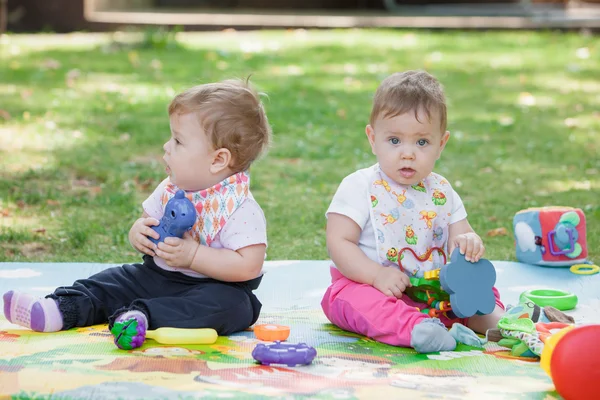 Bebês, com menos de um ano, brincando com brinquedos — Fotografia de Stock