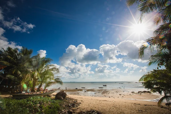 Sonnenuntergang über dem tropischen Strand. — Stockfoto