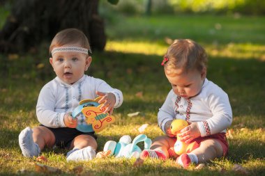 Babys, az bir yıl eski, oyuncaklar ile oynama 