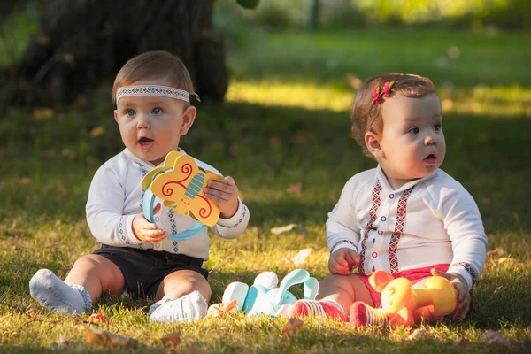Bebês, com menos de um ano, brincando com brinquedos — Fotografia de Stock