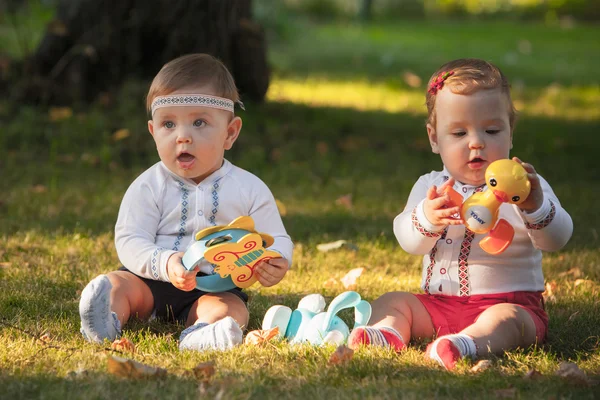 Bébés de moins d'un an, jouant avec des jouets — Photo