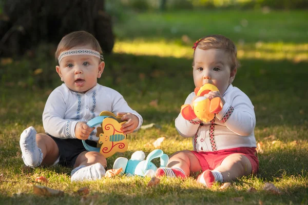 Bébés de moins d'un an, jouant avec des jouets — Photo
